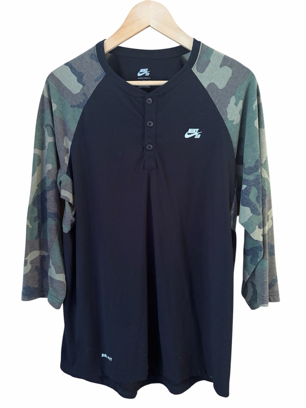 NIKE LARGE CAMO SB Half Sleeve Black Tee with White Logo